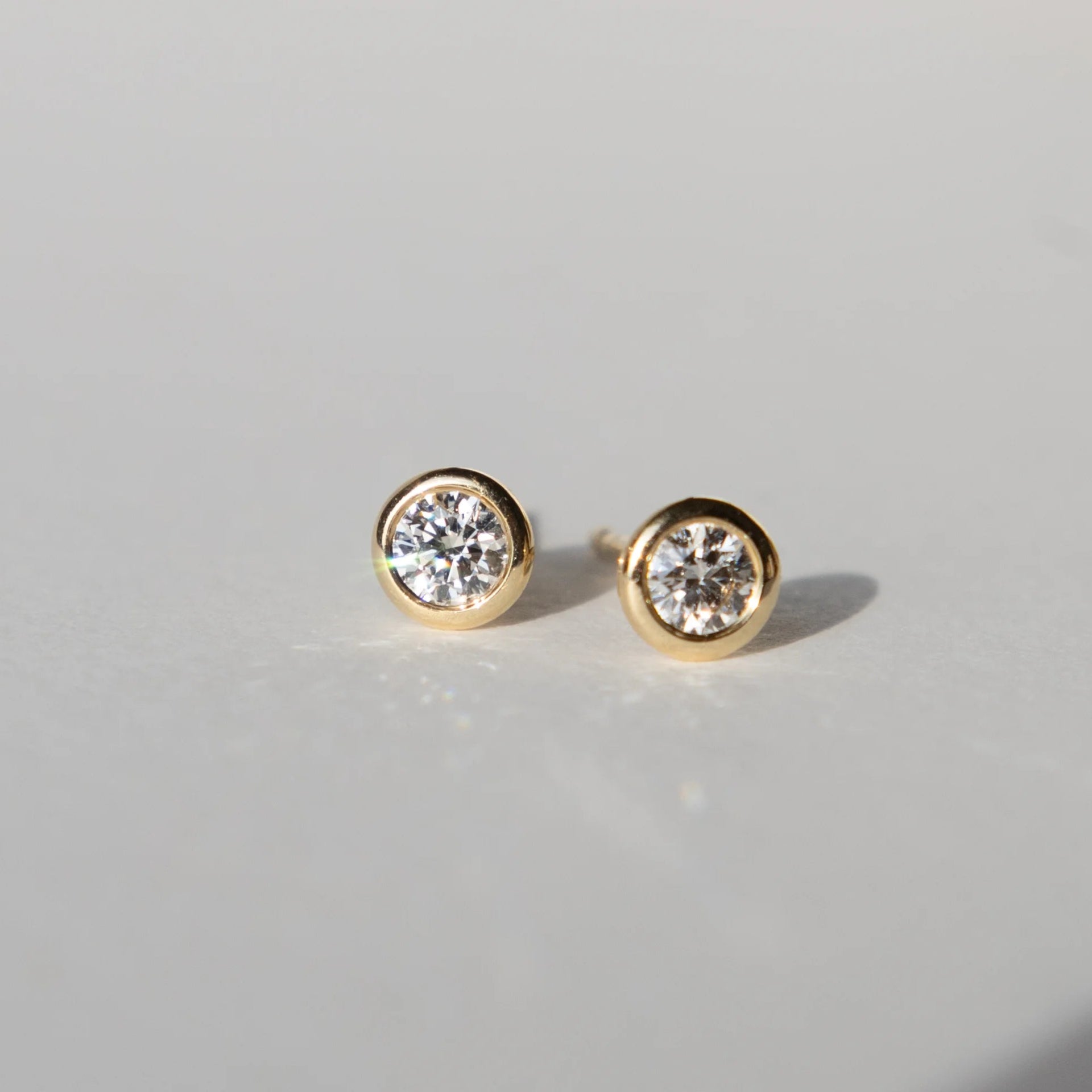 Boucles d'oreilles rondes avec diamants recyclés