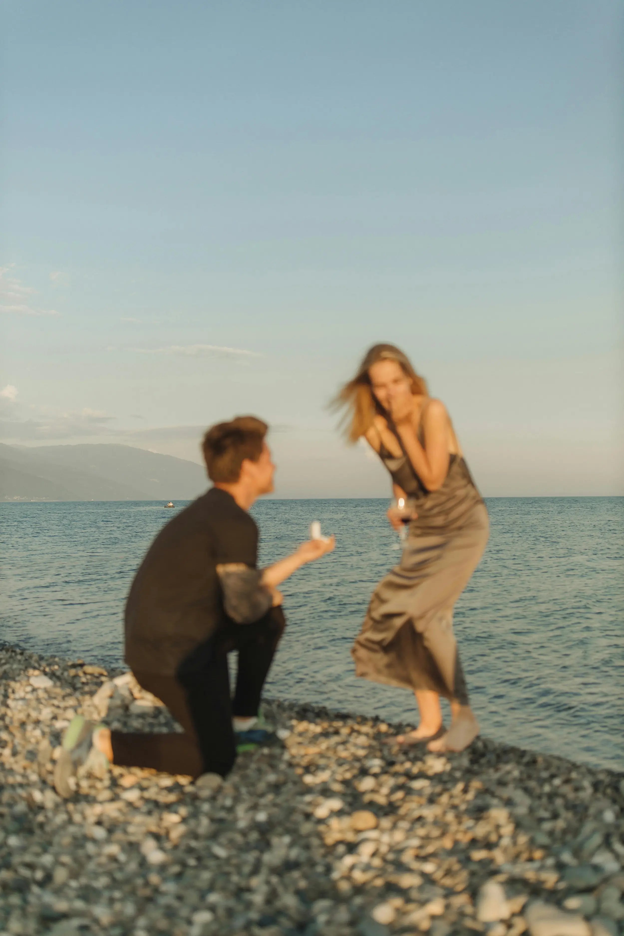 Demande en mariage d'un couple sur la plage avec bague de fiancaille
