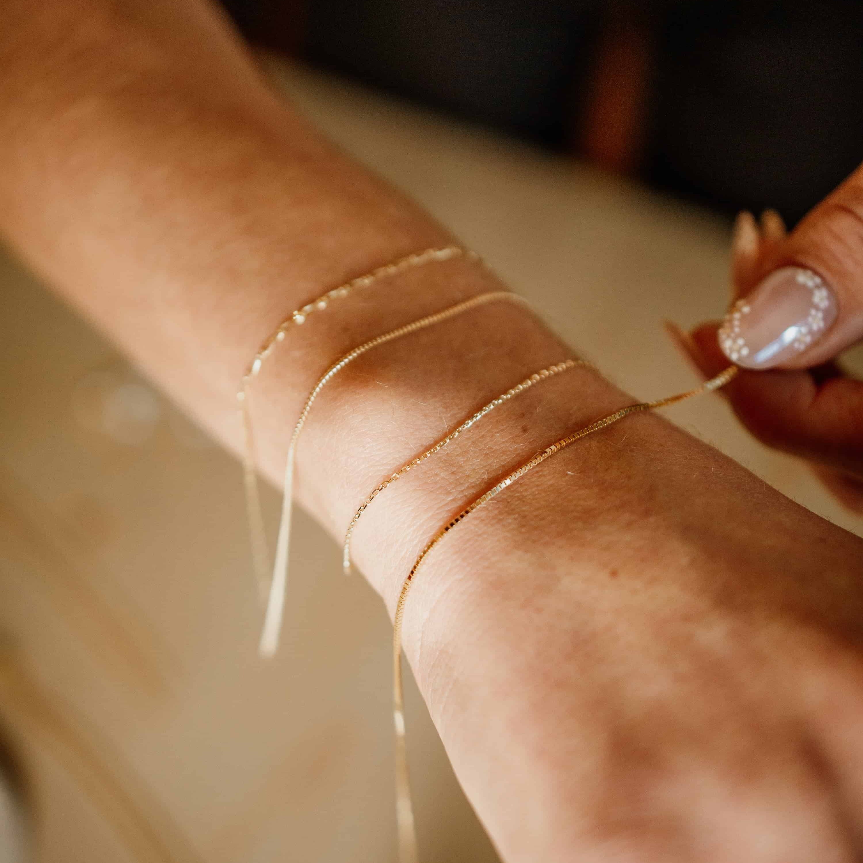 Chaines de bracelets soudés sur poignet en or recyclé et éthique de la marque Zēphyrade
