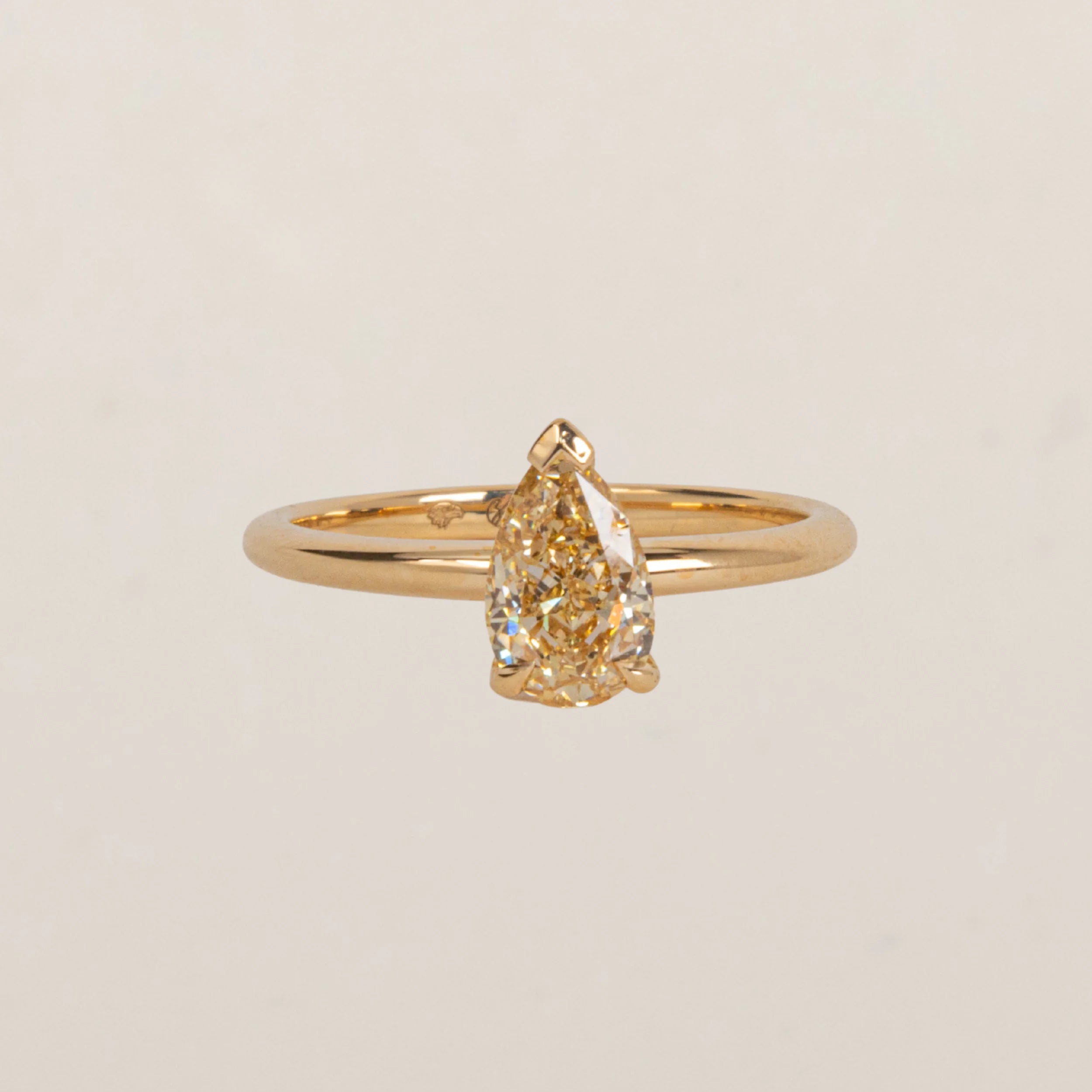 Solitaire diamant poire champagne Fancy Light Yellow serti sur bague en or jaune 18k recyclé – joaillerie Zephyrade