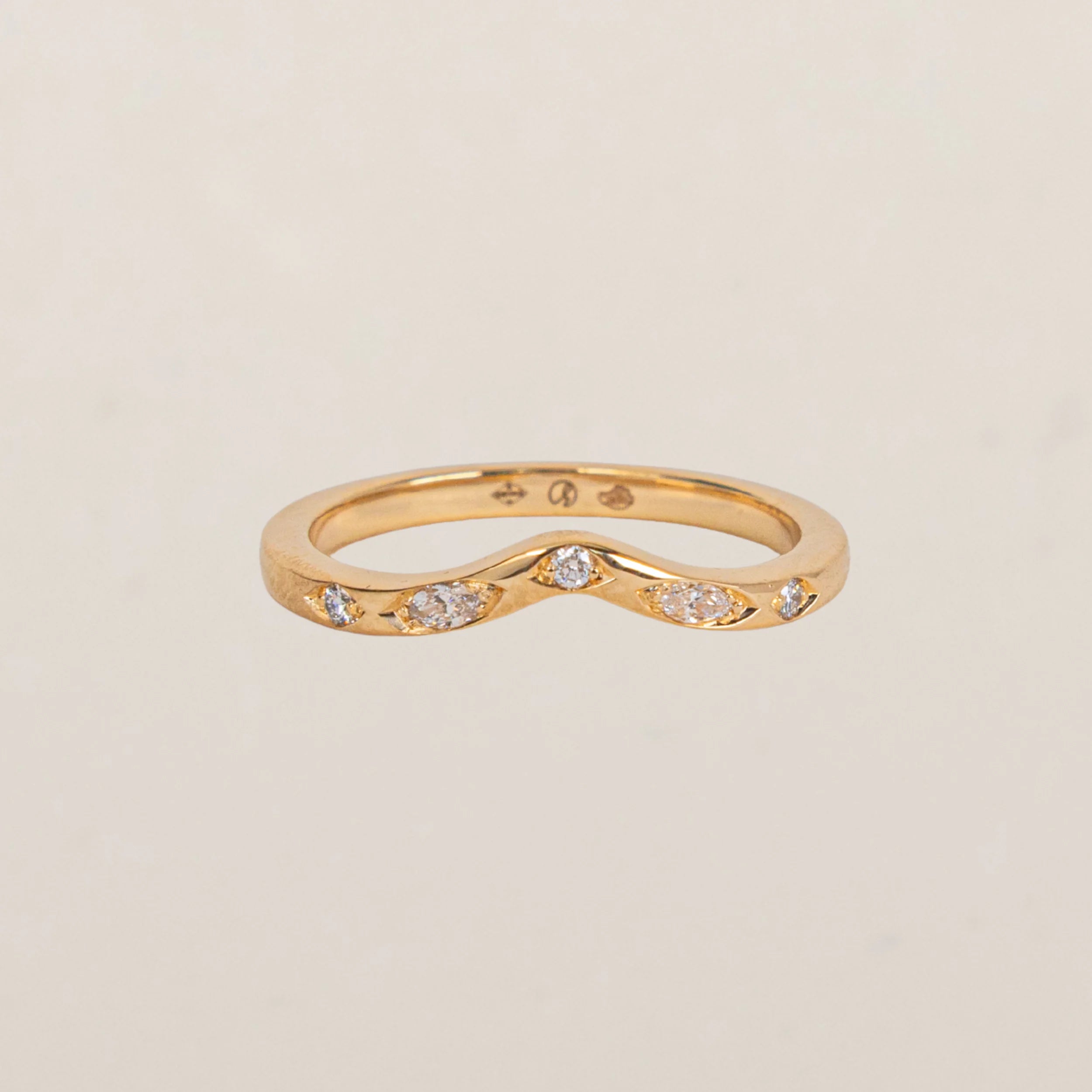 Alliance diamant originale avec diamants marquise et ronds en or jaune 18 carats recyclé