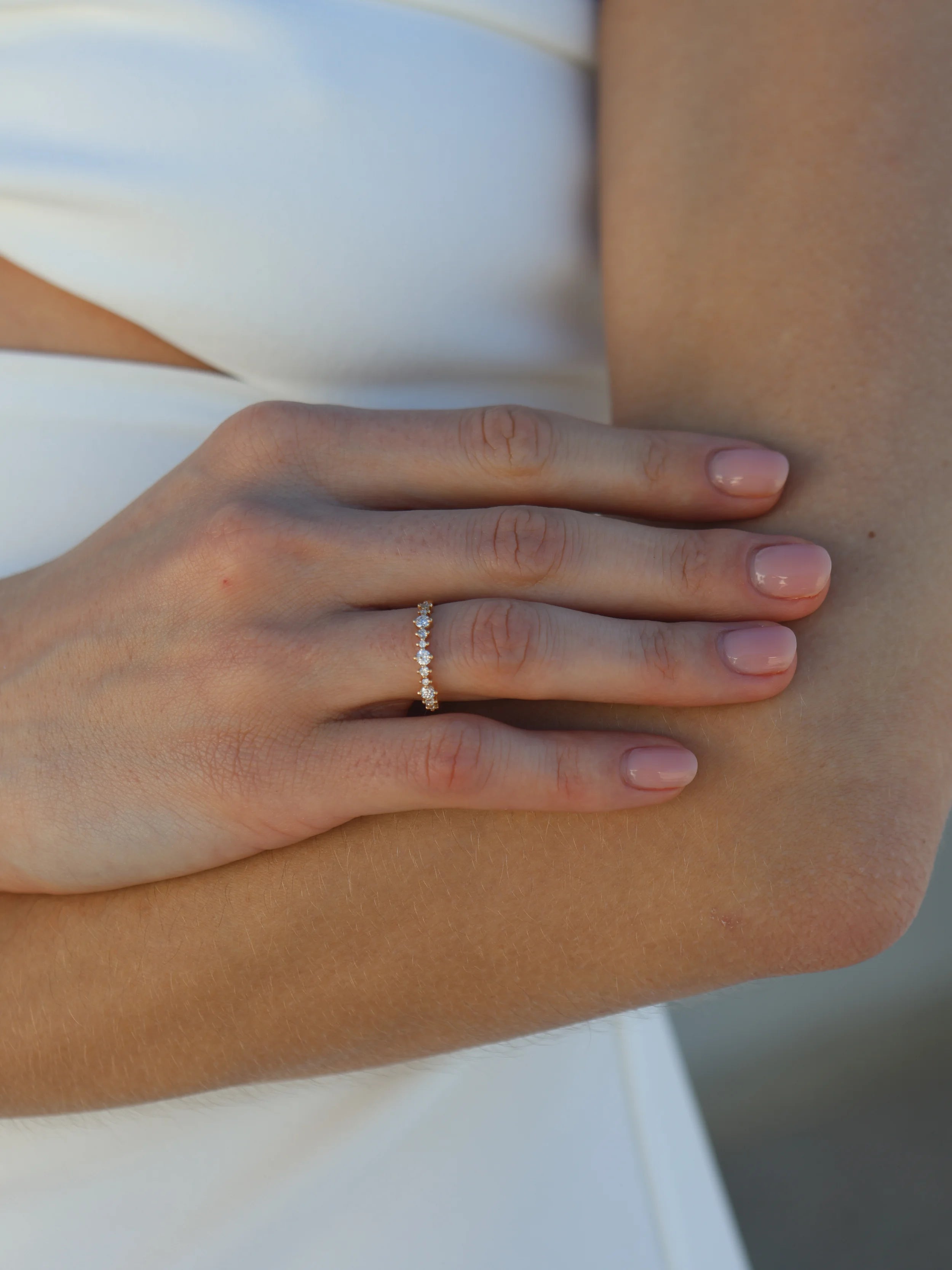 Alliance Almara onze diamants ronds taille brillant, naturel ou de laboratoire en or 18 carats recyclé.