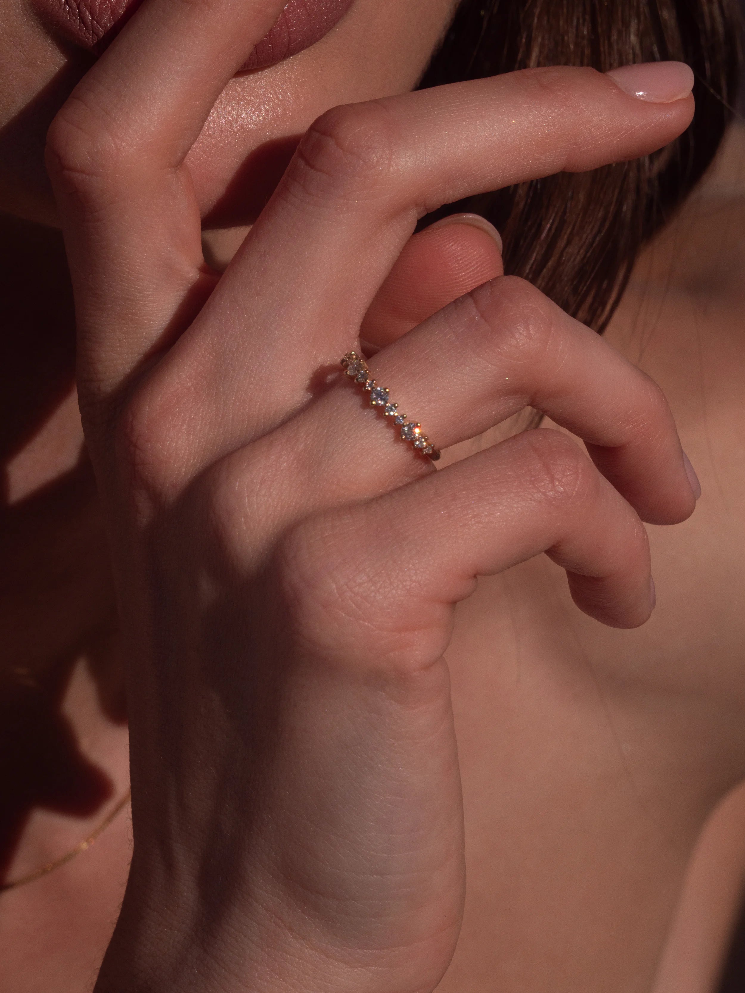 Alliance Almara onze diamants ronds taille brillant, naturel ou de laboratoire en or 18 carats recyclé.