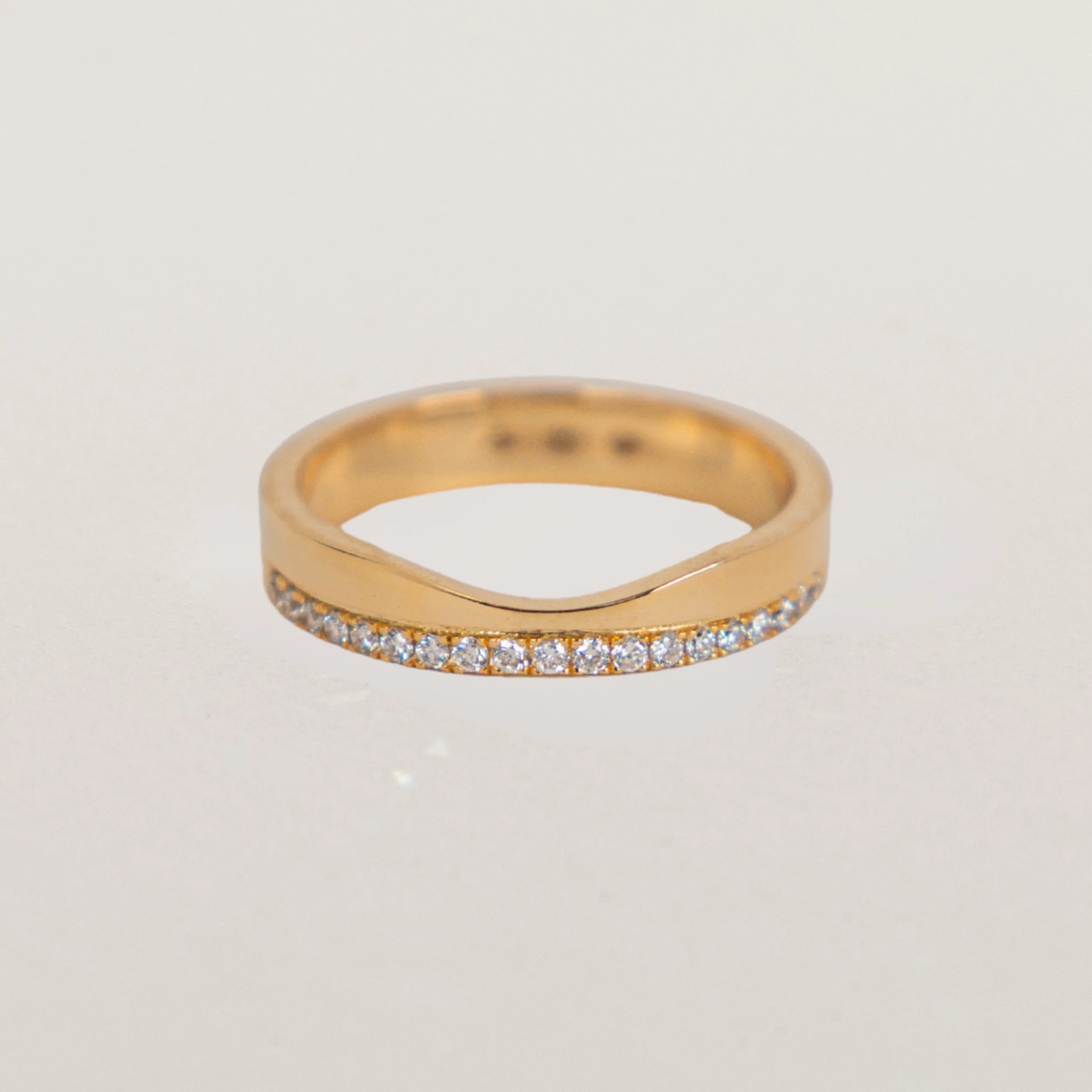 Alliance Freya sertie de 21 diamants ronds brillants totalisant 0,15 carat en or 18 carats recyclé.