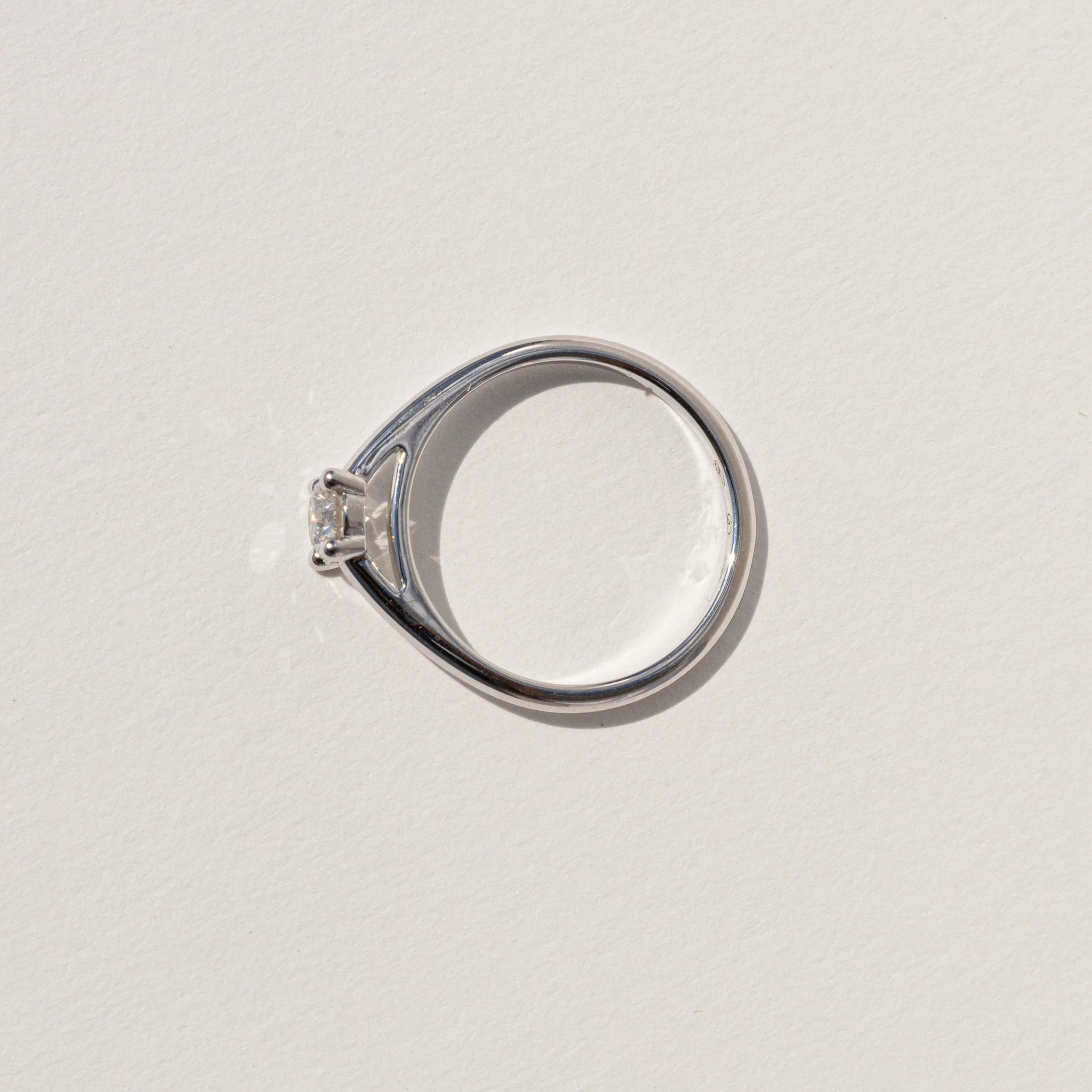 Bague de fiançailles solitaire Héloé avec diamant rond taille brillant, naturel ou de laboratoire, monté sur une monture cathédrale minimaliste en or 18 carats recyclé.
