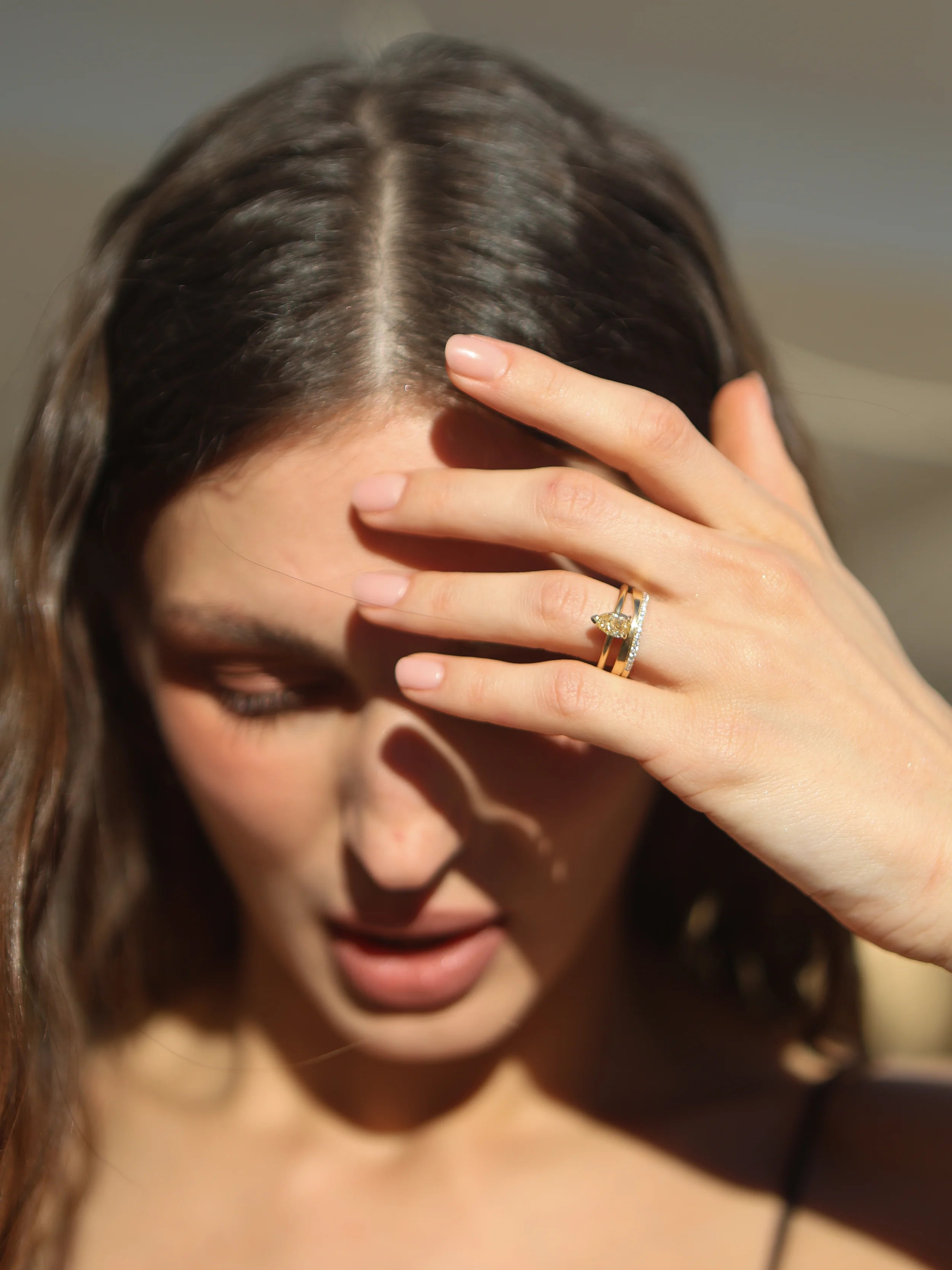 Solitaire diamant poire champagne Fancy Light Yellow serti sur bague en or jaune 18k recyclé – joaillerie Zephyrade