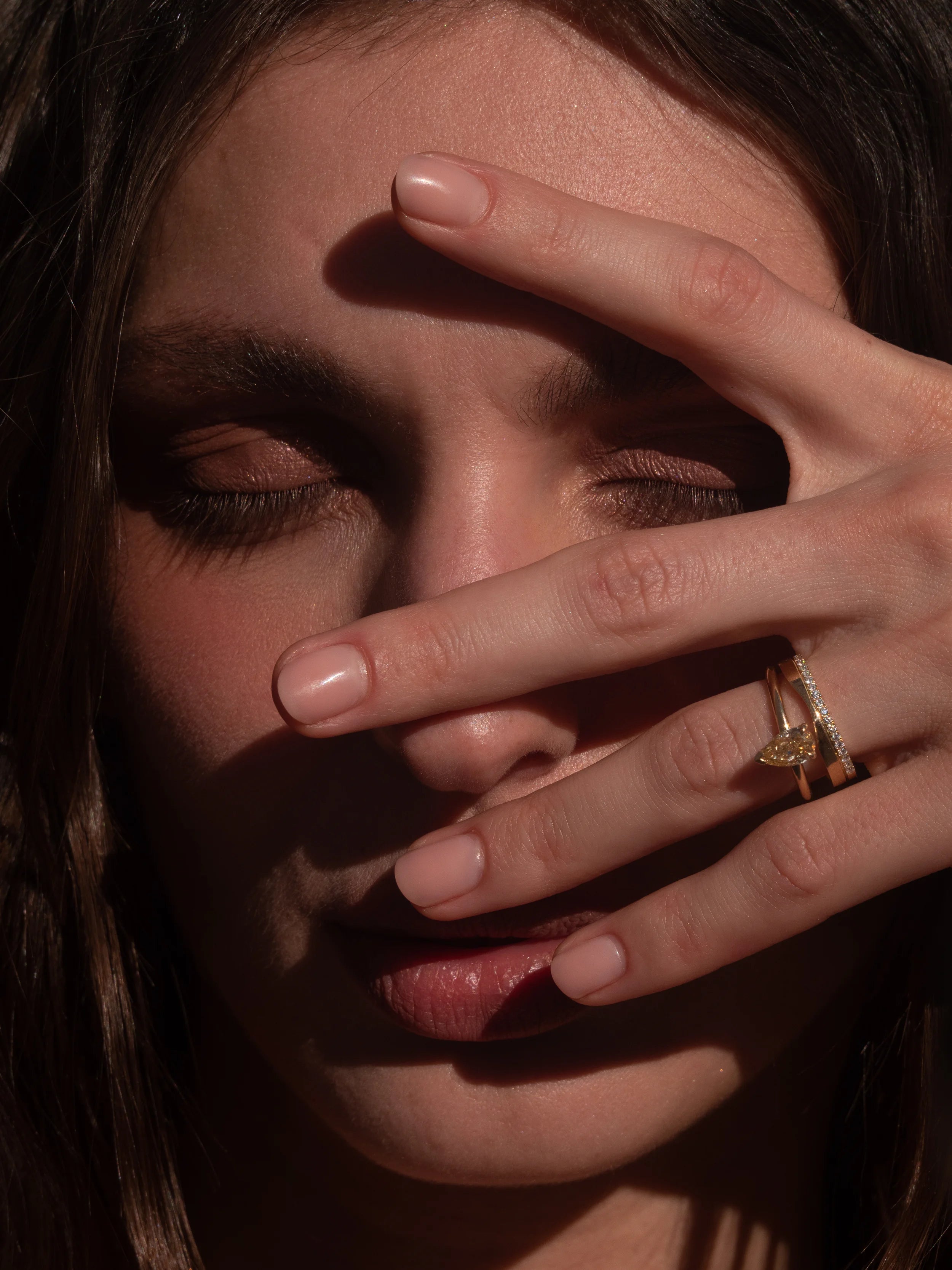 Solitaire diamant poire champagne Fancy Light Yellow serti sur bague en or jaune 18k recyclé – joaillerie Zephyrade