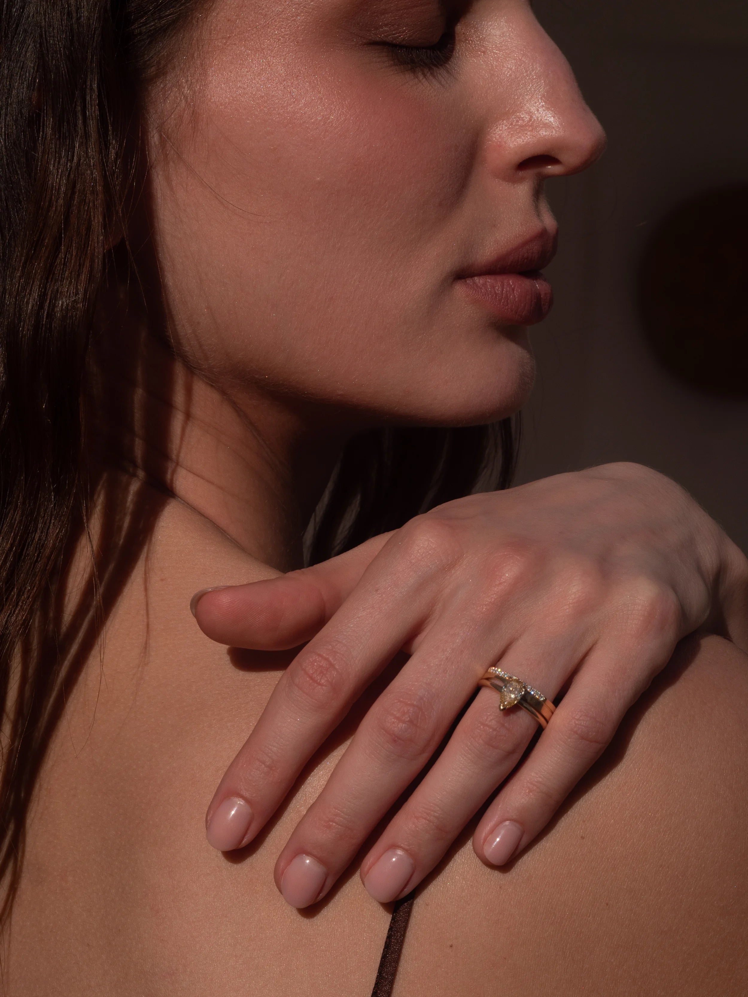 Solitaire diamant poire champagne Fancy Light Yellow serti sur bague en or jaune 18k recyclé – joaillerie Zephyrade