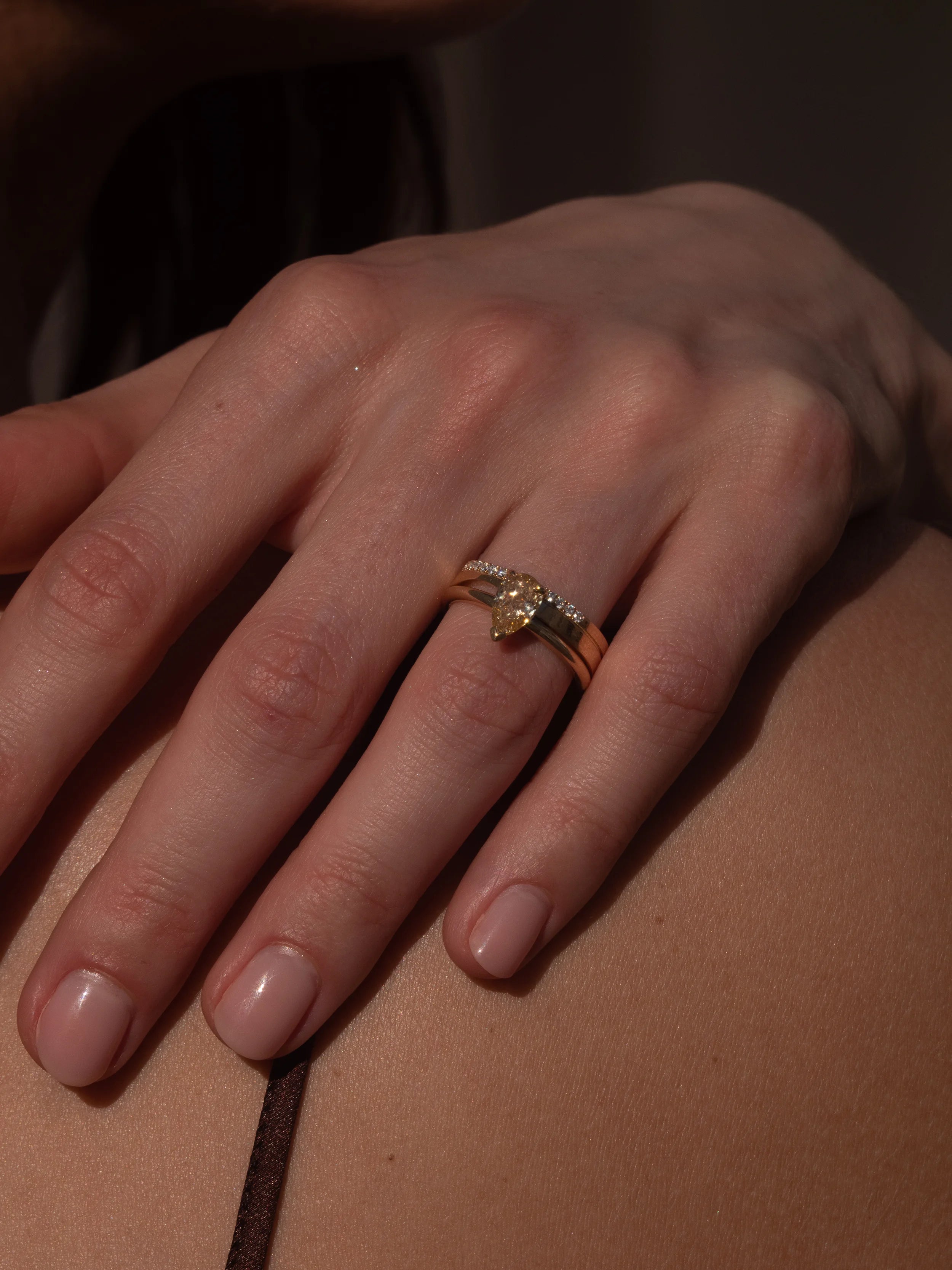 Solitaire diamant poire champagne Fancy Light Yellow serti sur bague en or jaune 18k recyclé – joaillerie Zephyrade