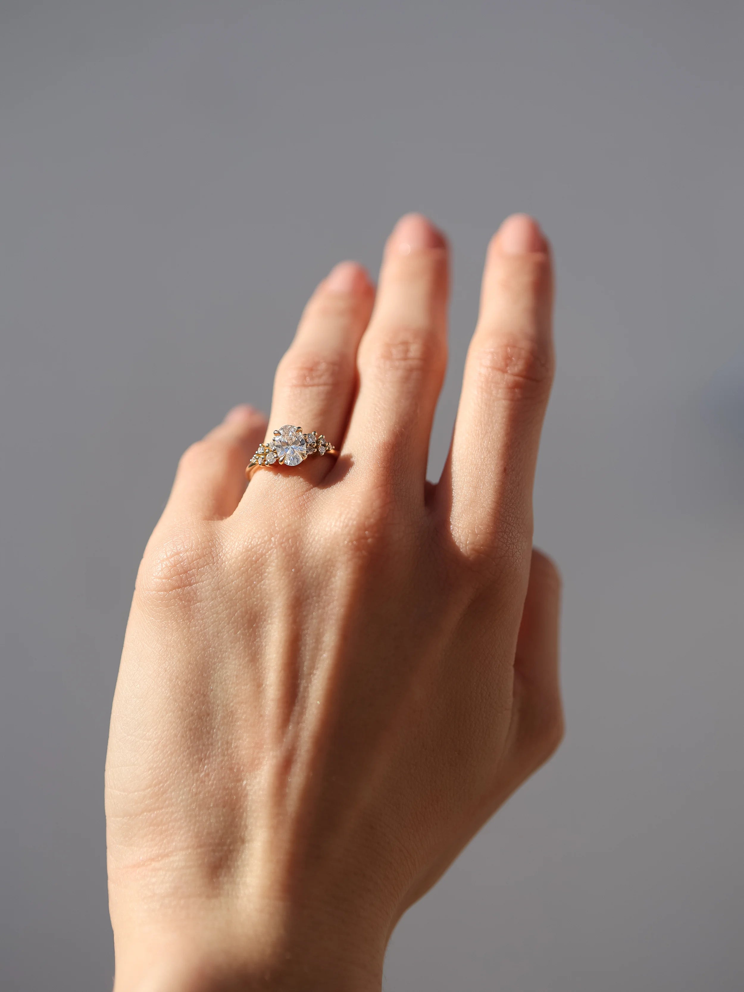 Bague de fiançailles diamant ovale avec halo de diamants ronds en or jaune 18k recyclé – joaillerie Zephyrade
