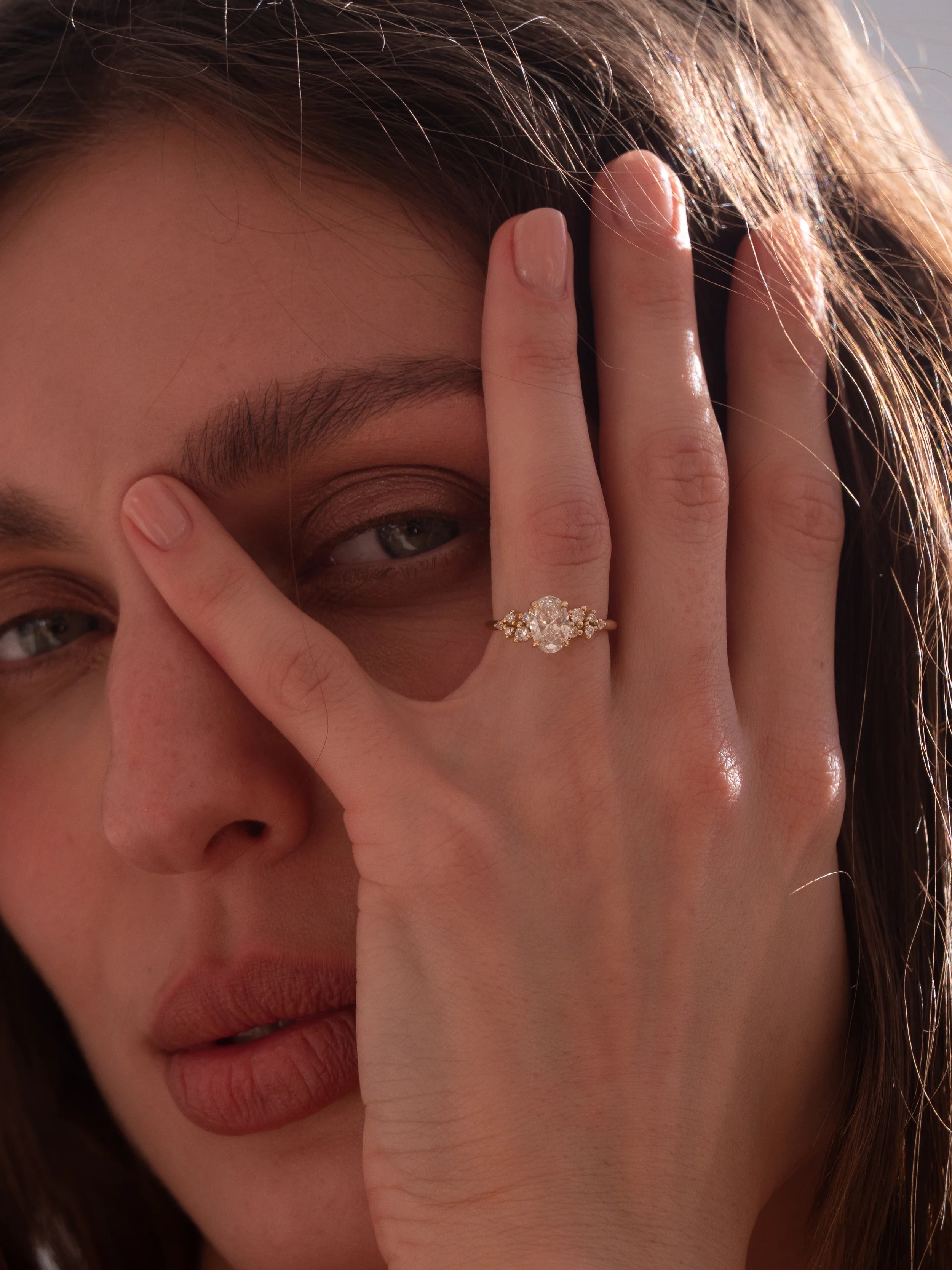 Bague de fiançailles diamant ovale avec halo de diamants ronds en or jaune 18k recyclé – joaillerie Zephyrade