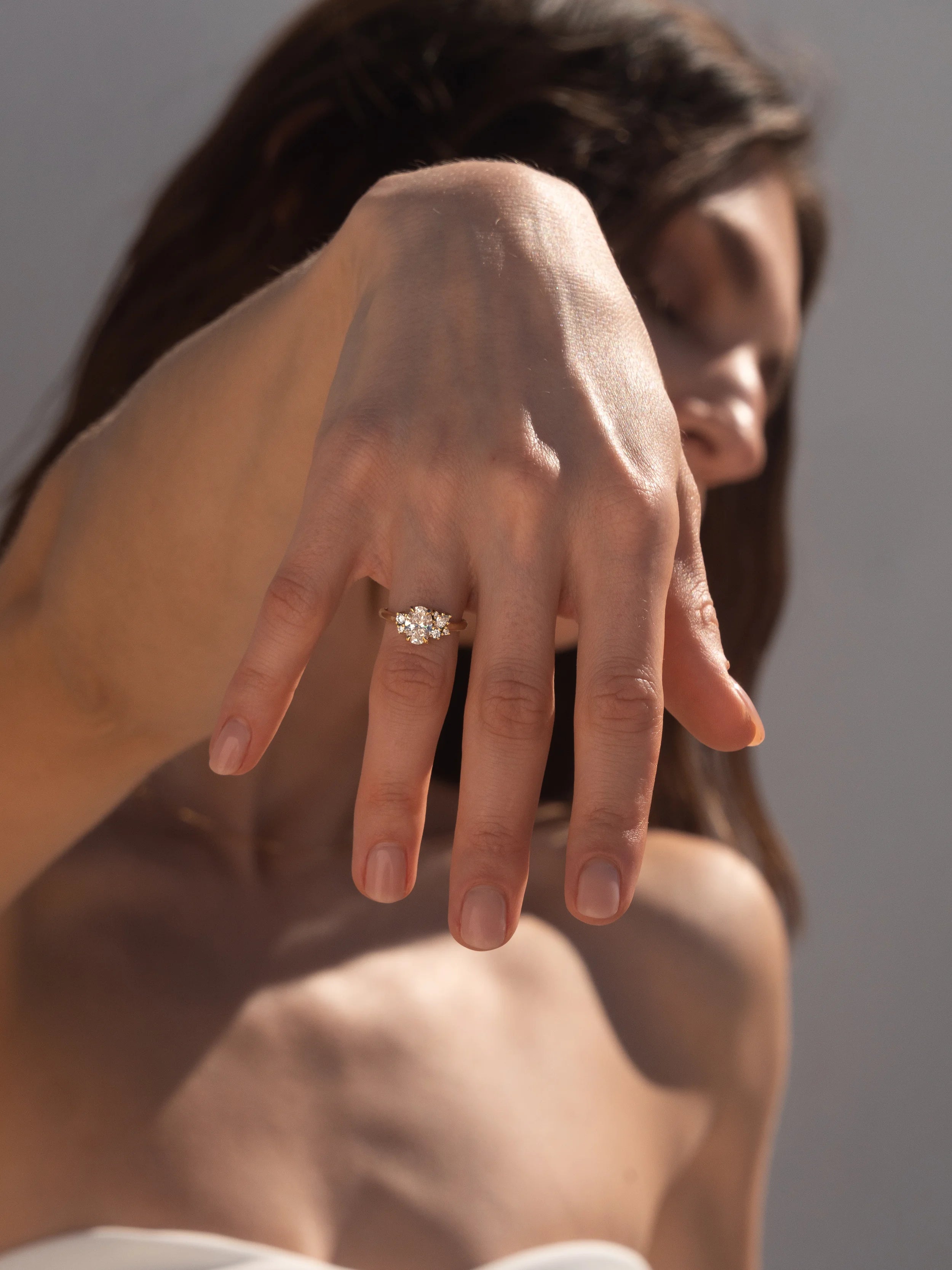 Bague de fiançailles diamant ovale avec constellation de diamants ronds et poire en or jaune 18k recyclé