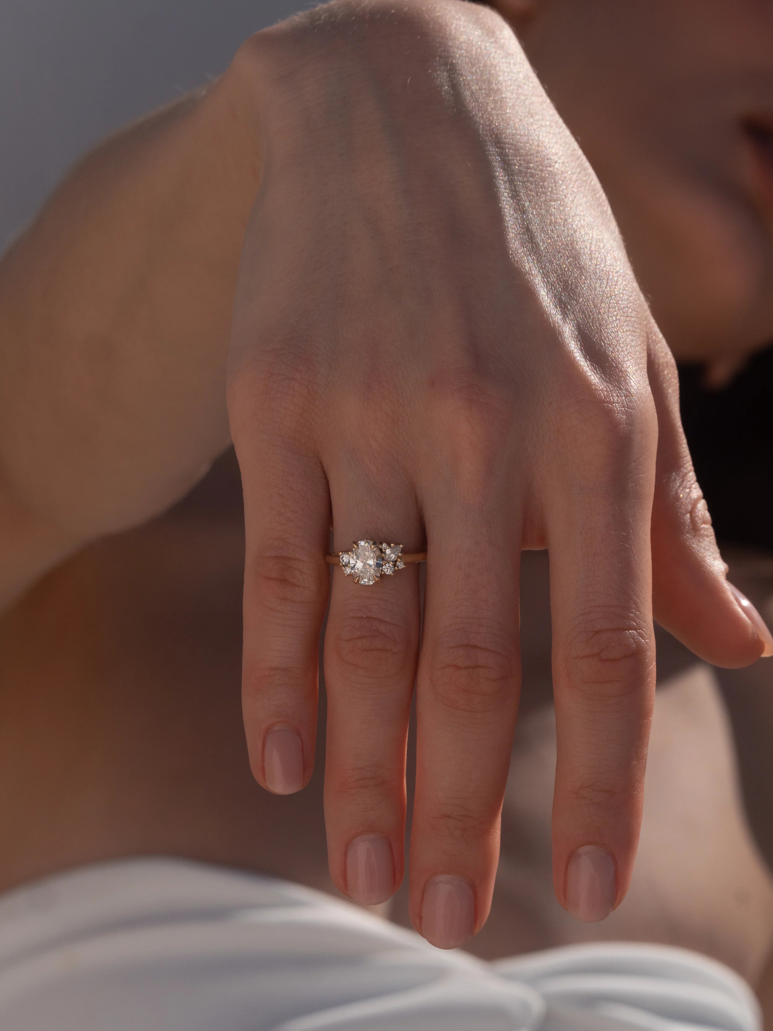 Bague de fiançailles diamant ovale avec constellation de diamants ronds et poire en or jaune 18k recyclé