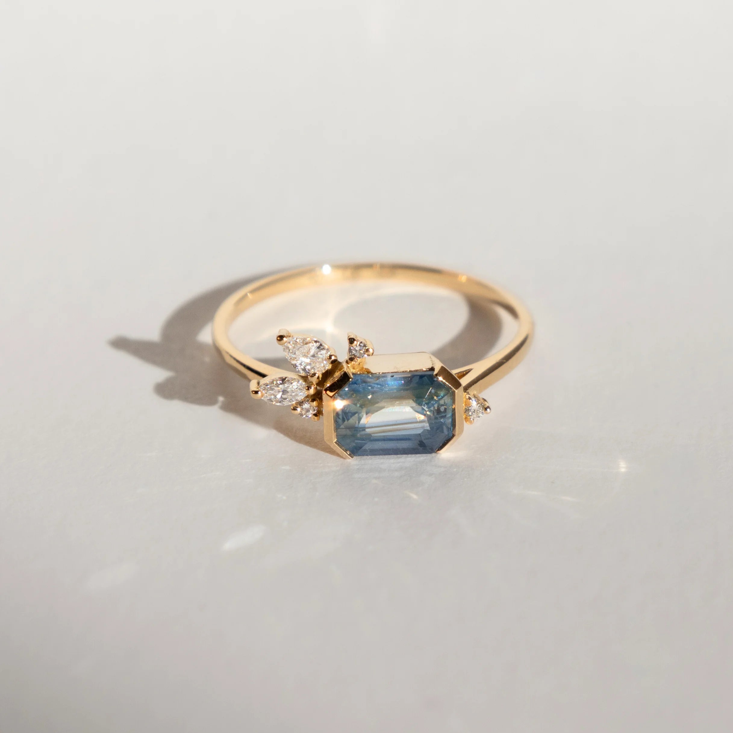 Bague de fiançailles Lueur Boréale avec saphir central et diamants, bague asymétrique pièce unique