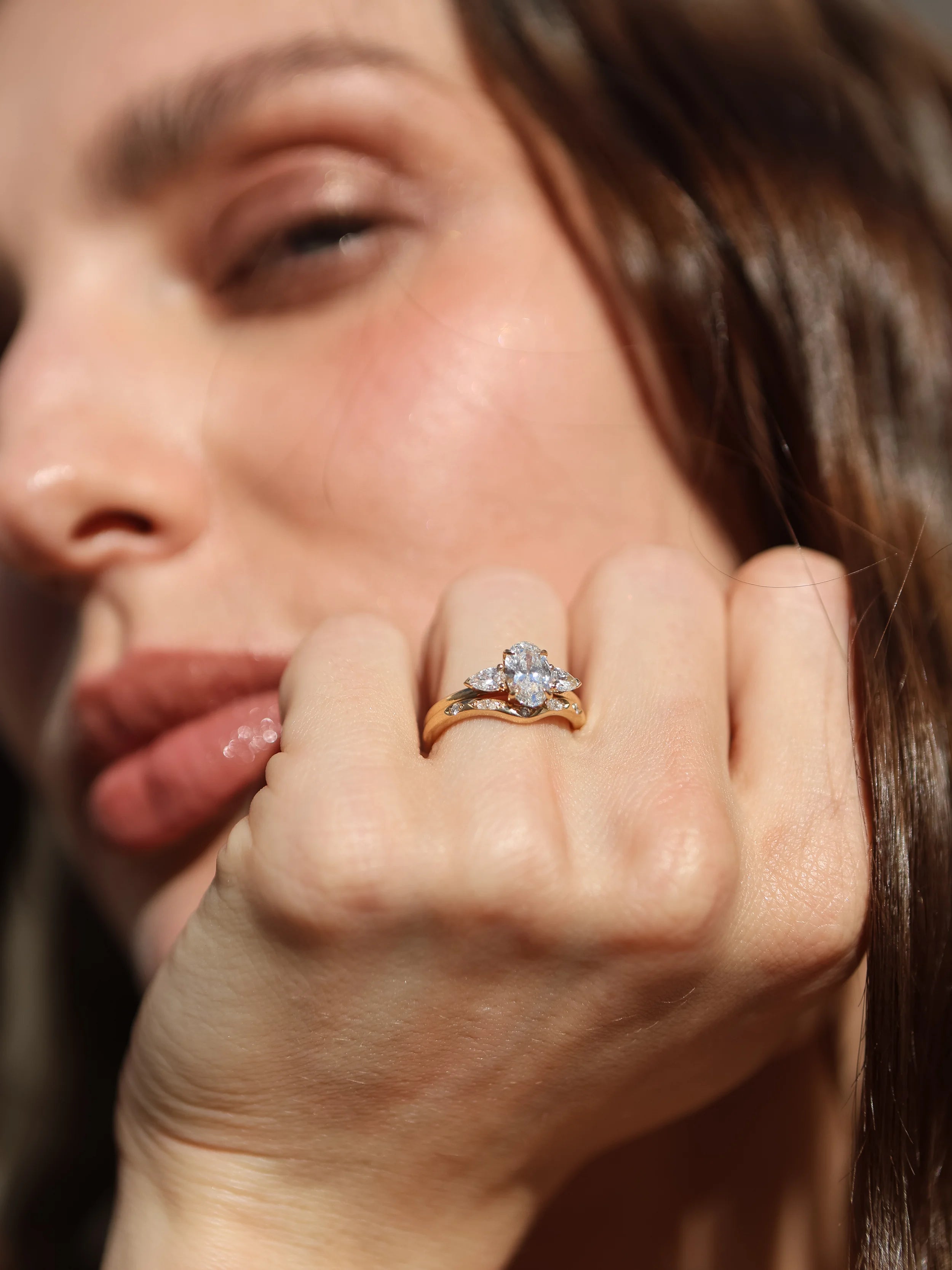 Bague de fiançailles trilogy en or jaune 18 carats avec diamant ovale central et deux diamants poire – joaillerie Zephyrade