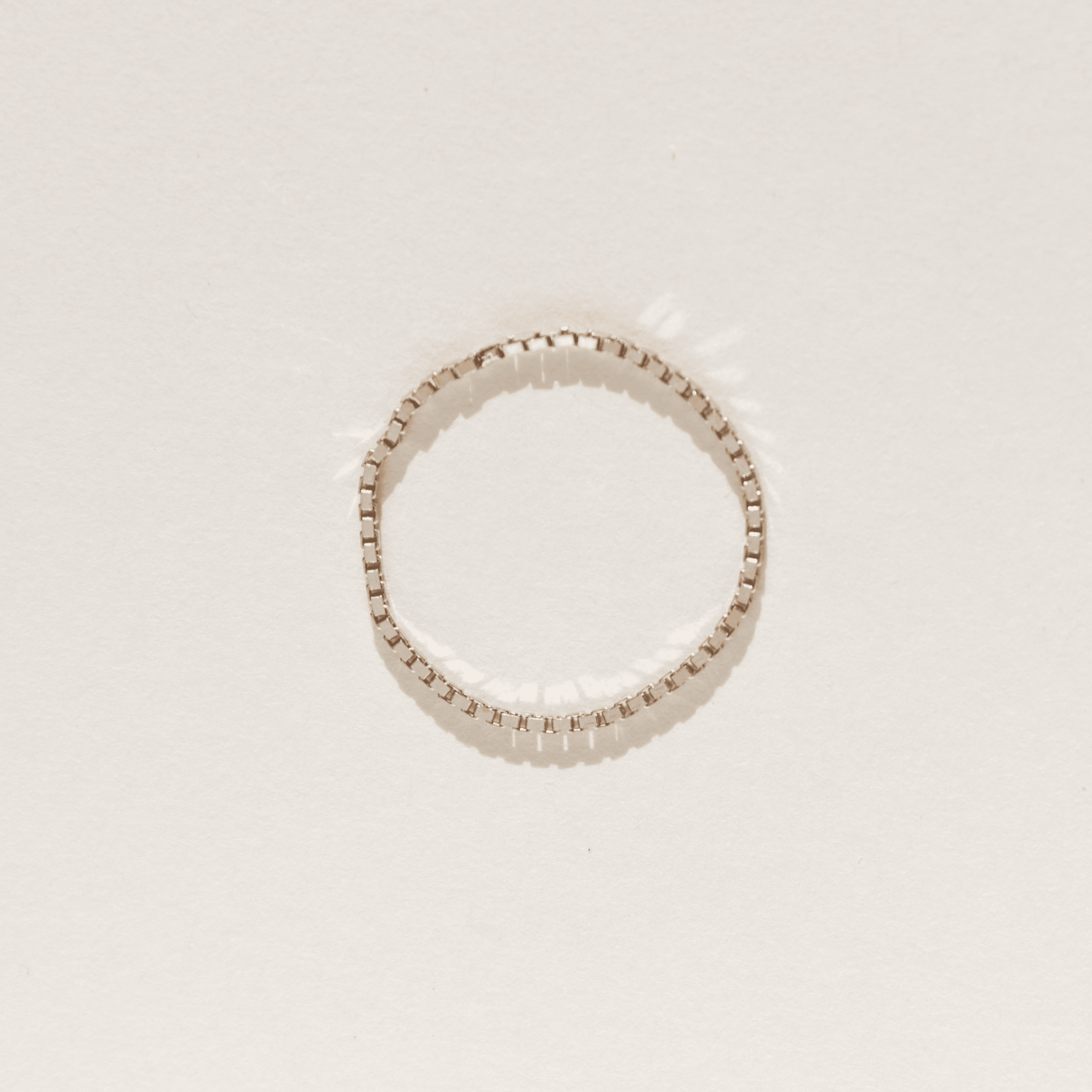 Vue d'en haut d'une bague chaine en or Zephyrade