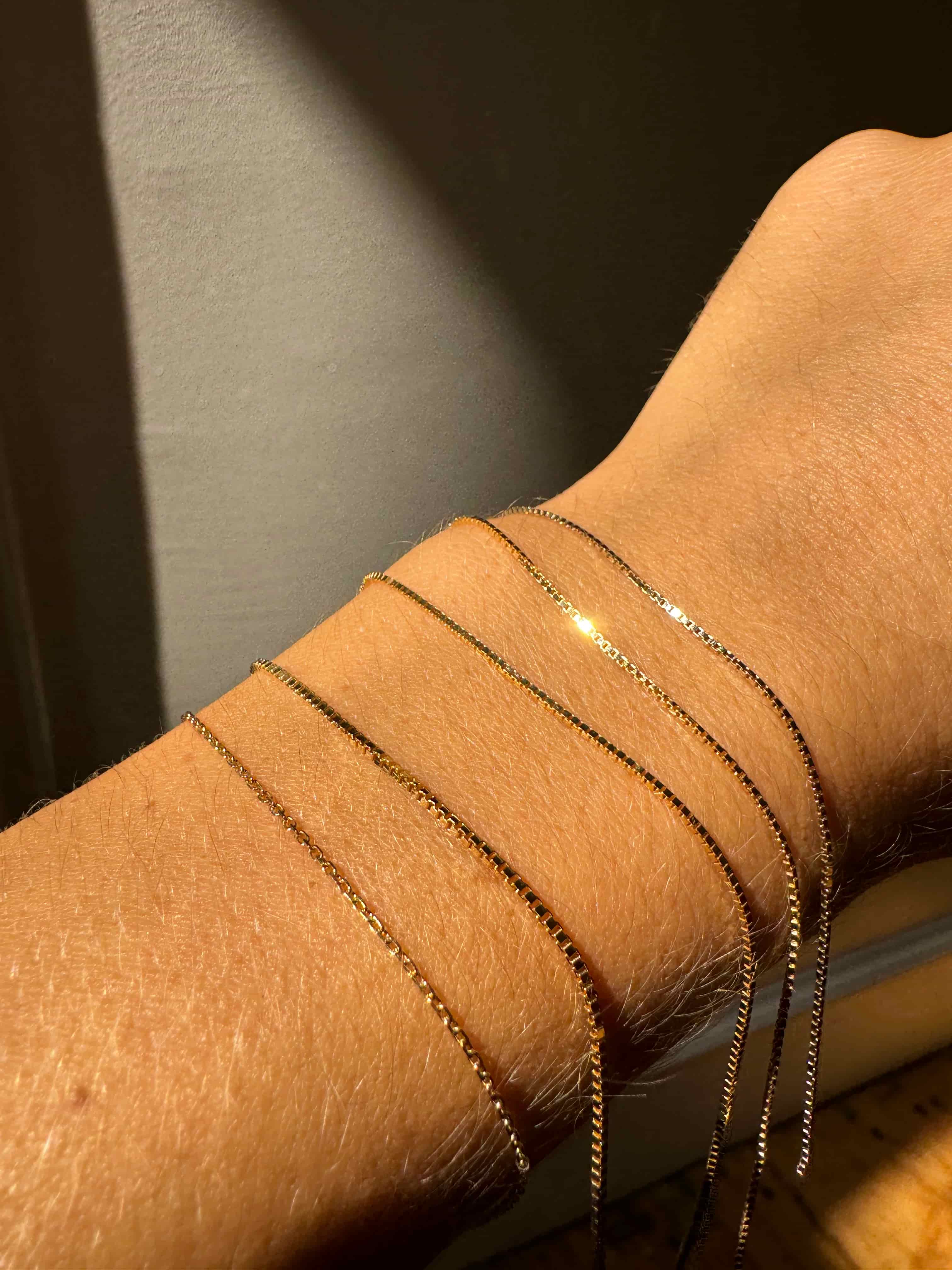 Différents modèles chaines de bracelets permanents en or recyclé, éthique et responsable sur poignet