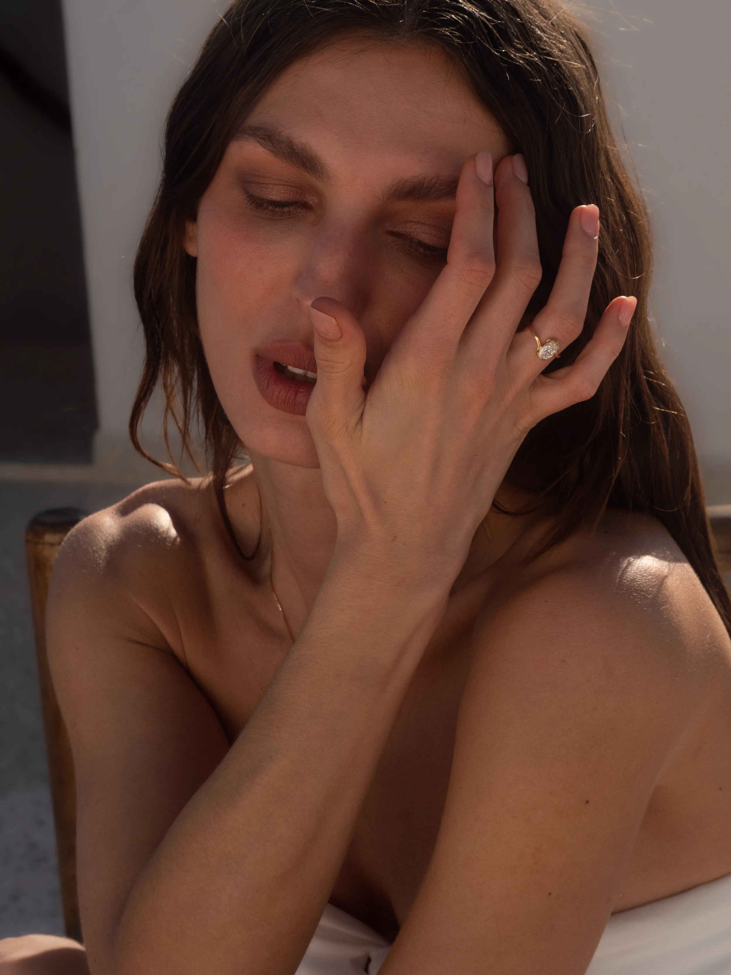 Bague de fiançailles Nebula grand modèle ondulée en or jaune 18 carats avec diamant ovale serti mi-clos