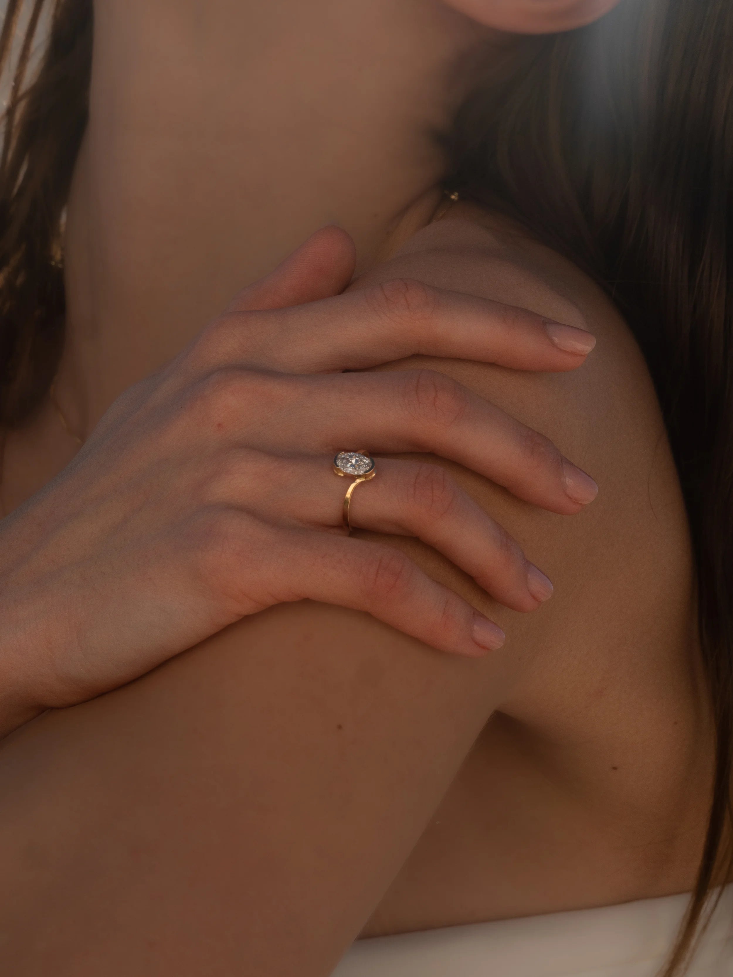 Bague de fiançailles Nebula grand modèle ondulée en or jaune 18 carats avec diamant ovale serti mi-clos