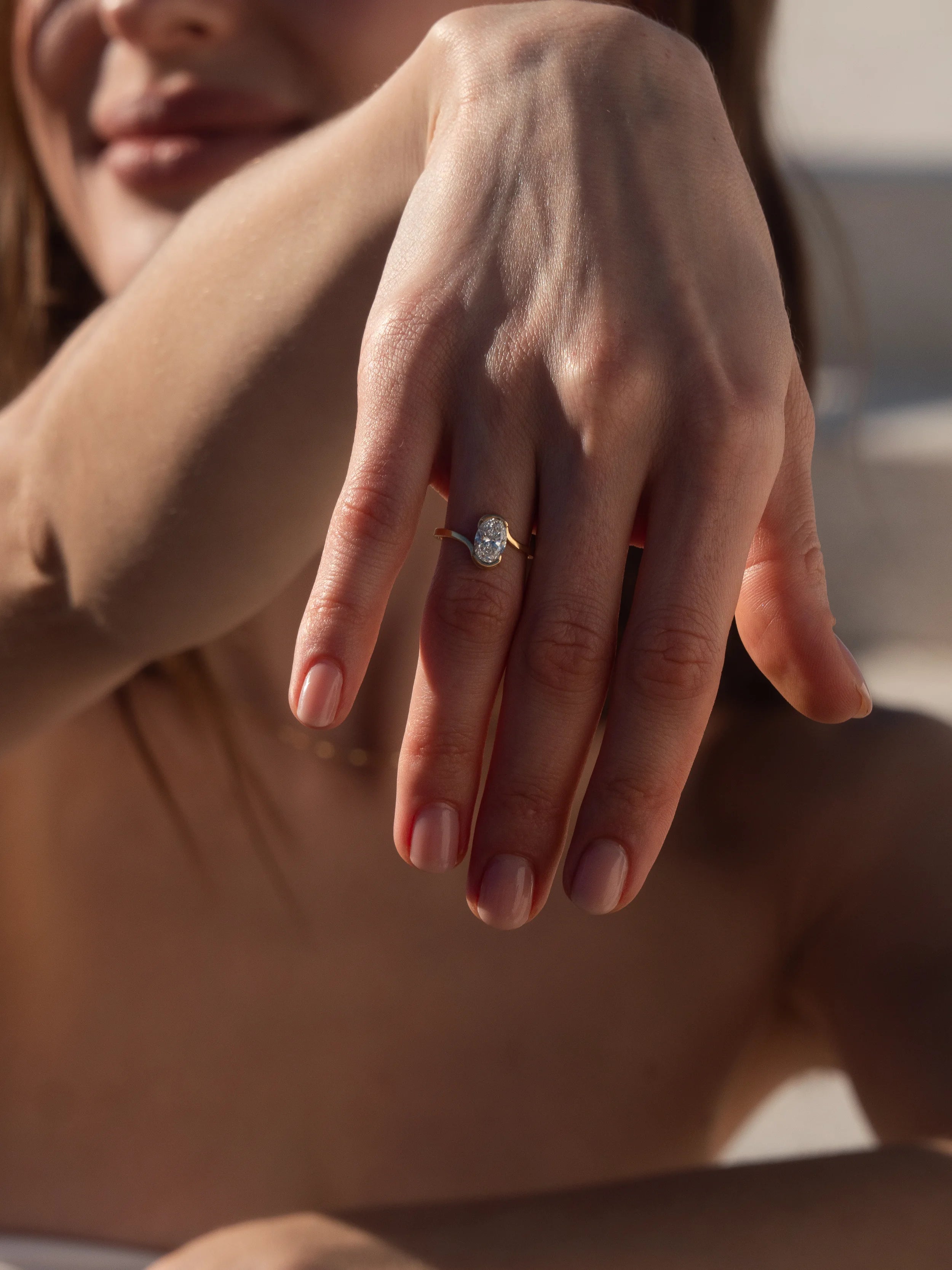 Bague de fiançailles Nebula grand modèle ondulée en or jaune 18 carats avec diamant ovale serti mi-clos