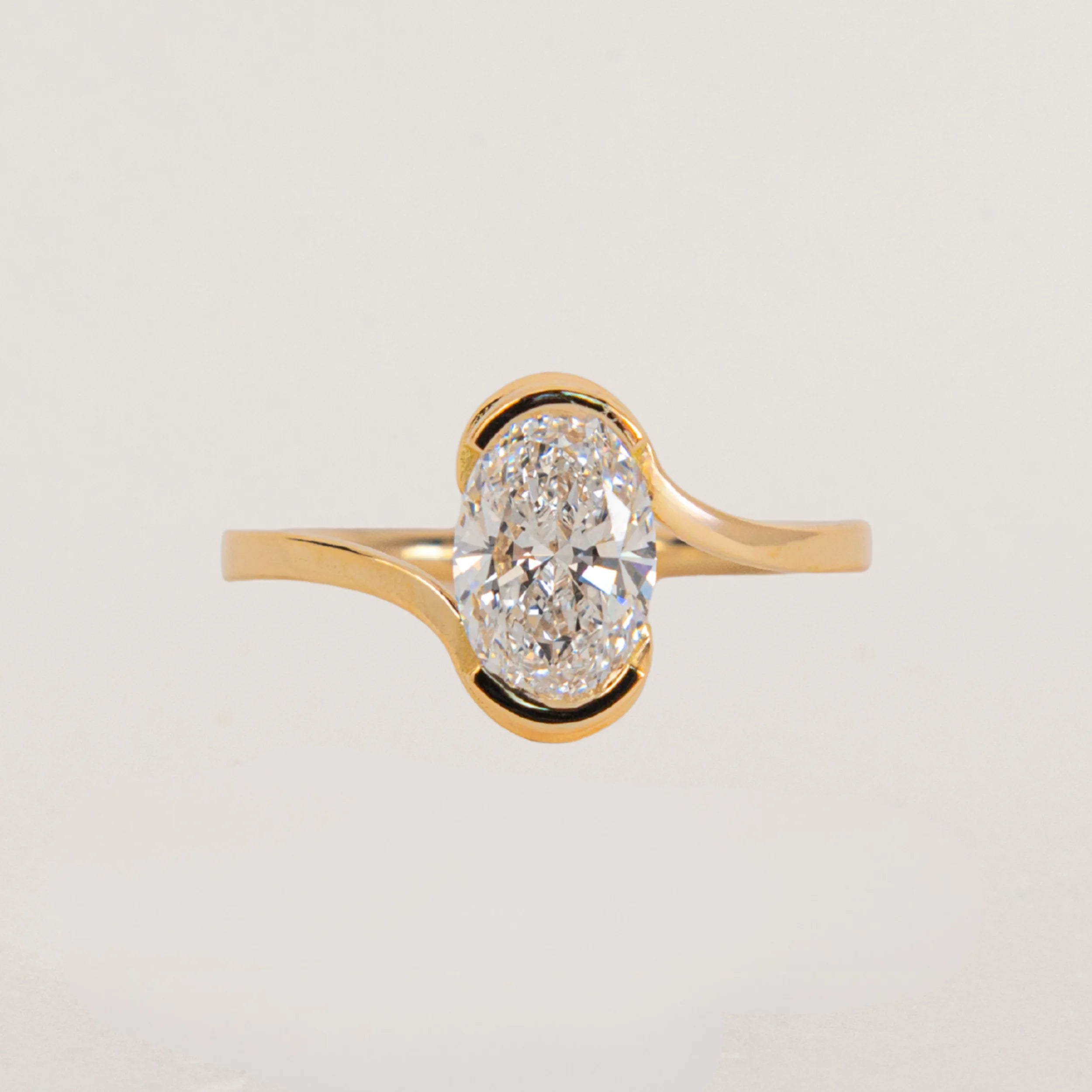 Bague de fiançailles Nebula grand modèle ondulée en or jaune 18 carats avec diamant ovale serti mi-clos