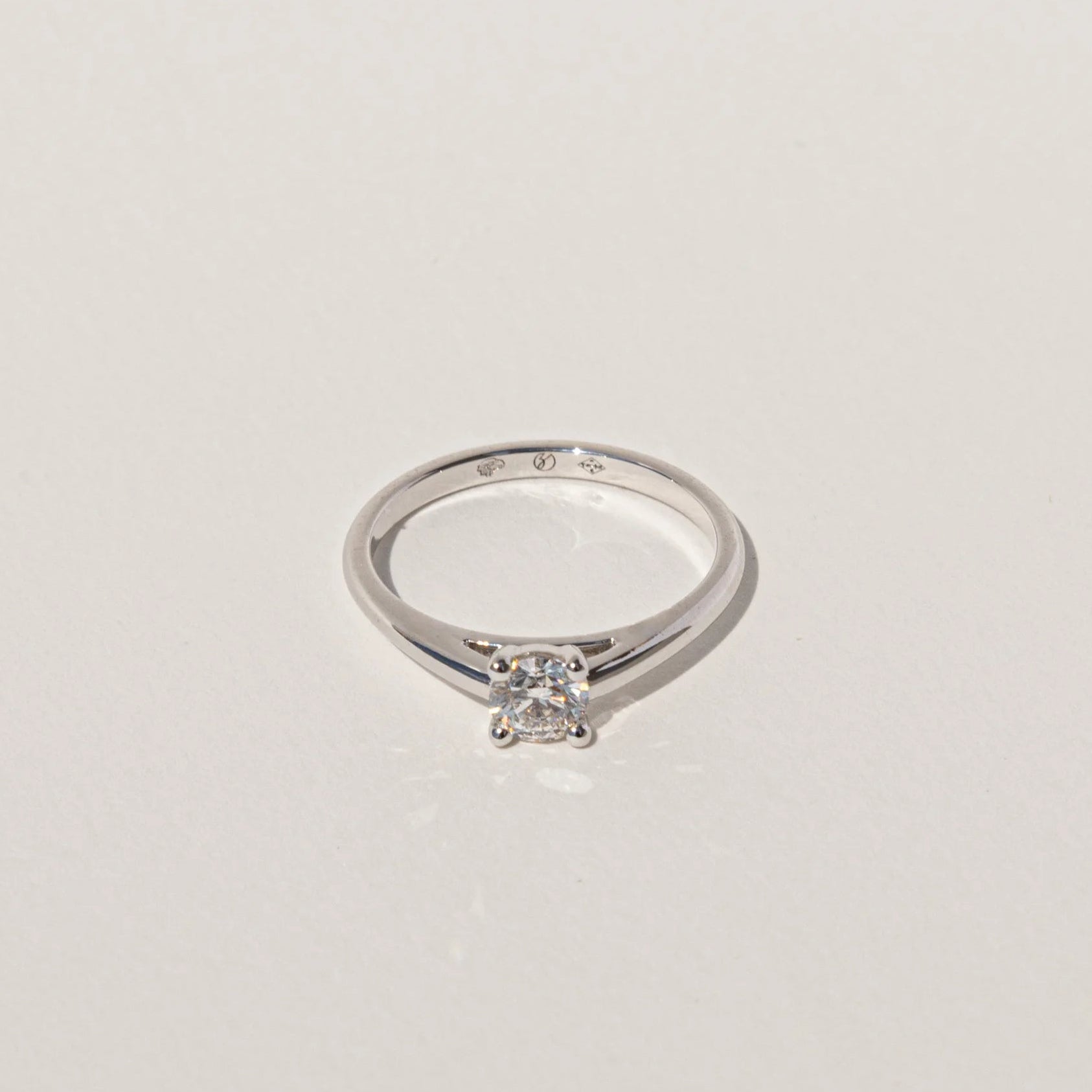 Bague de fiançailles solitaire Héloé avec diamant rond taille brillant, naturel ou de laboratoire, monté sur une monture cathédrale minimaliste en or 18 carats recyclé.