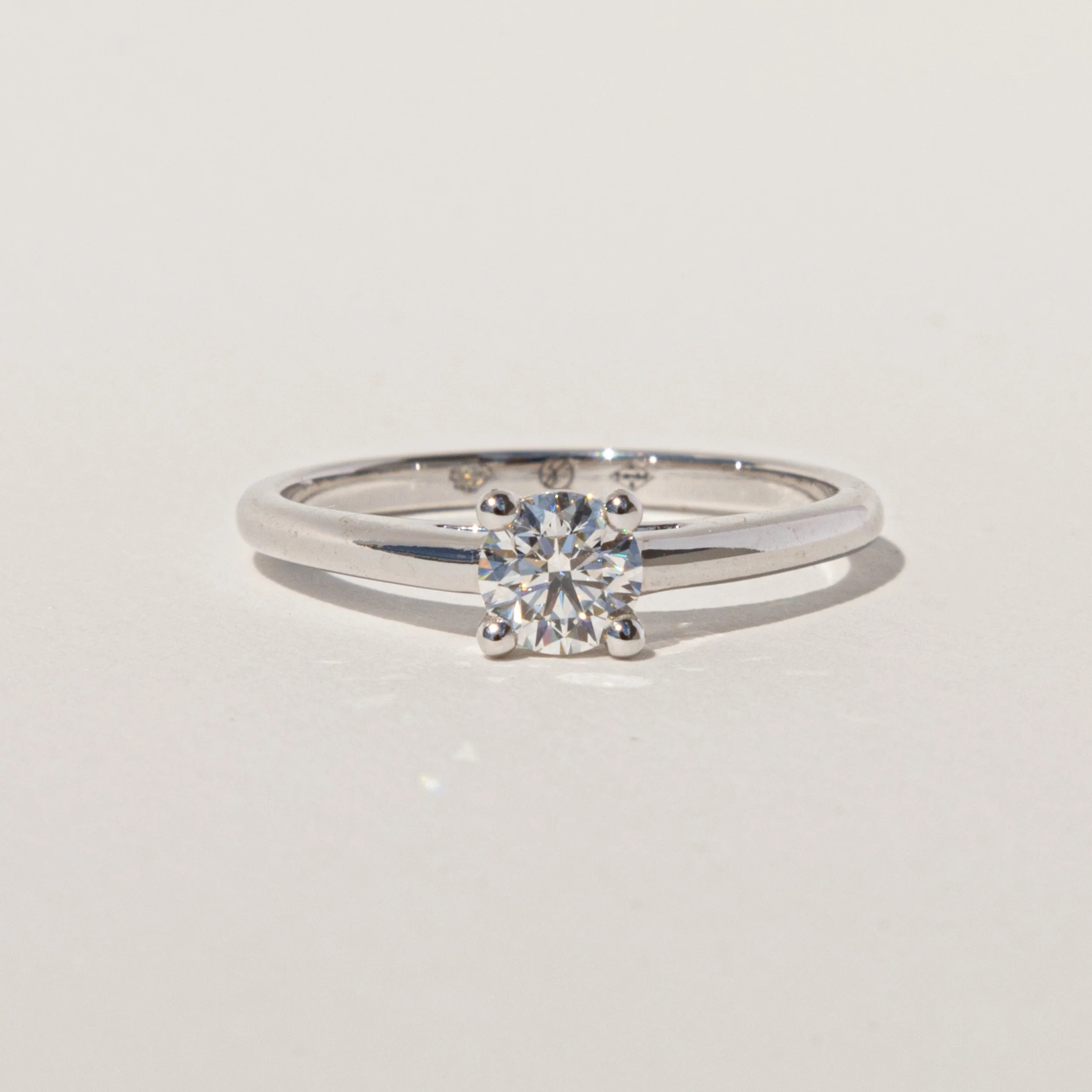 Bague de fiançailles solitaire Héloé avec diamant rond taille brillant, naturel ou de laboratoire, monté sur une monture cathédrale minimaliste en or 18 carats recyclé.